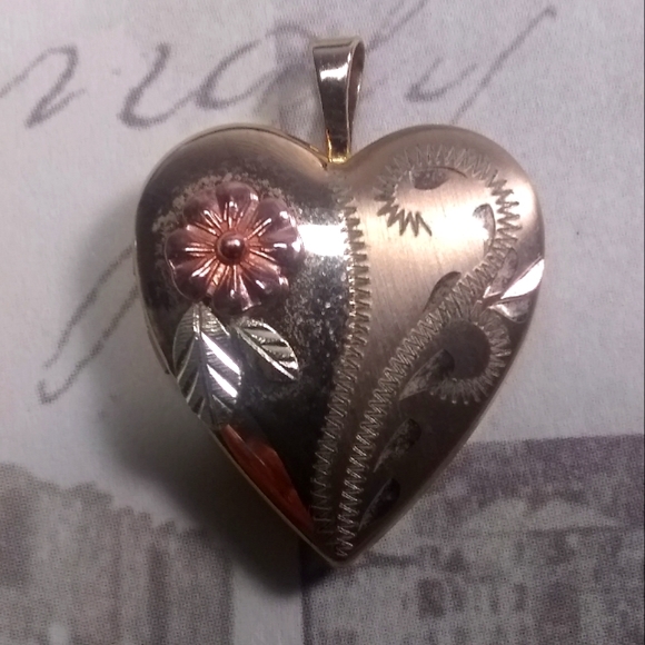 💗 14KT Solid Gold Heart Locket / Double Picture Frame - Picture 5 of 6